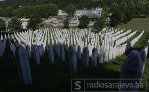 Ostala je tišina i bijeli nišani u Srebrenici kao svjedoci jednog vremena i genocida